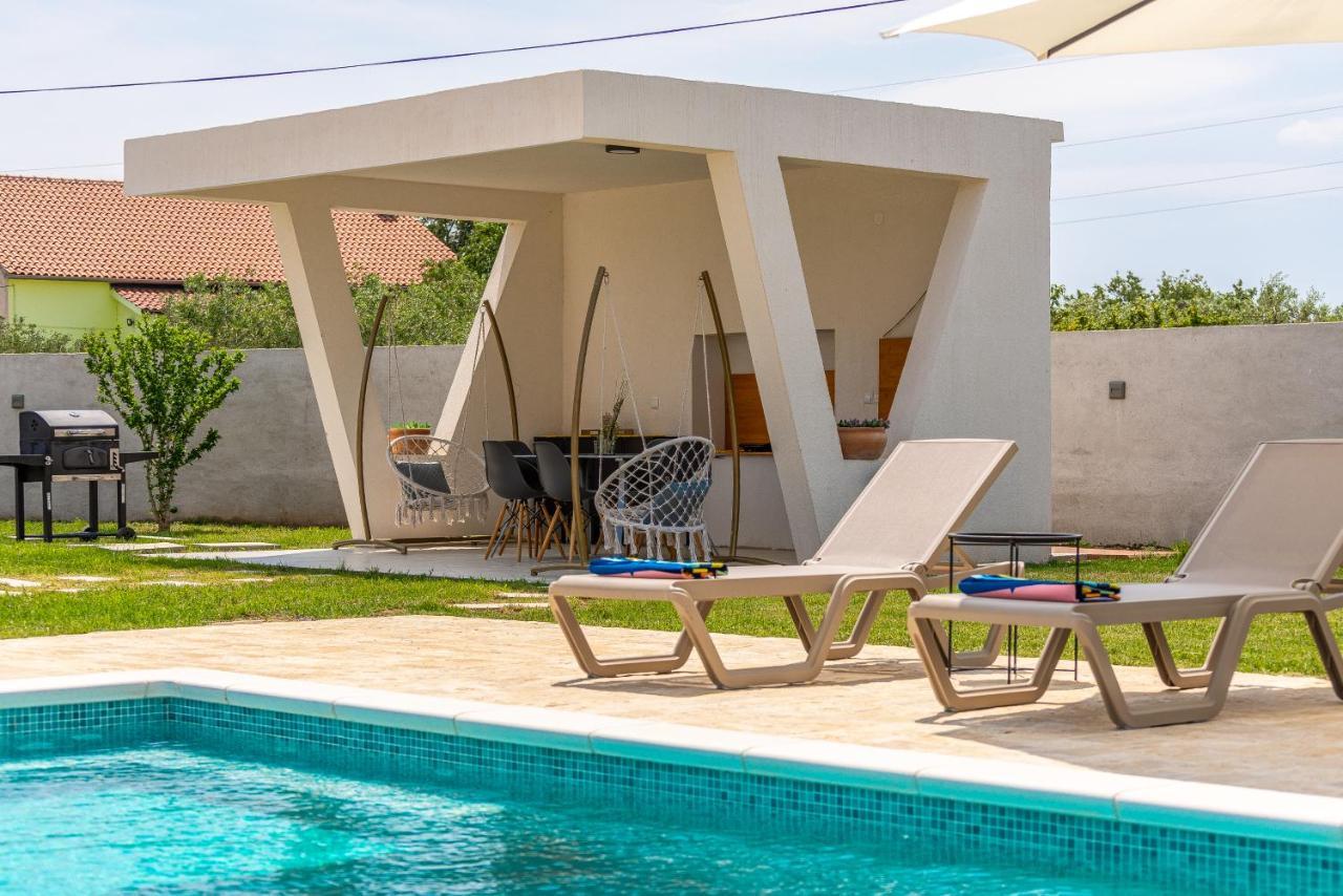 S&I Peaceful Holiday Home With Pool & Jacuzzi Galovac  المظهر الخارجي الصورة