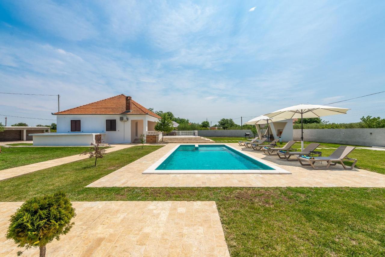 S&I Peaceful Holiday Home With Pool & Jacuzzi Galovac  المظهر الخارجي الصورة
