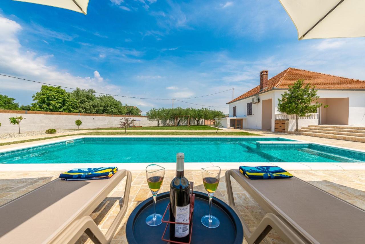 S&I Peaceful Holiday Home With Pool & Jacuzzi Galovac  المظهر الخارجي الصورة
