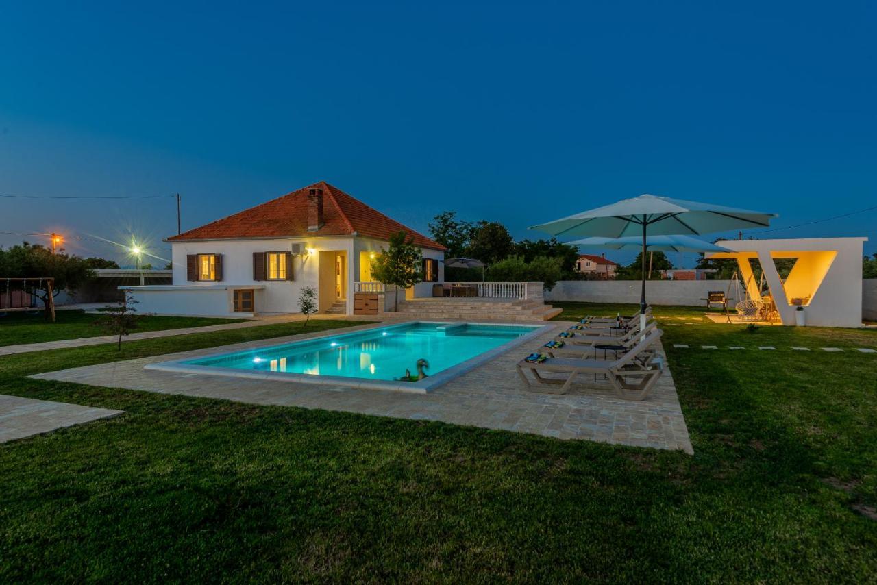 S&I Peaceful Holiday Home With Pool & Jacuzzi Galovac  المظهر الخارجي الصورة