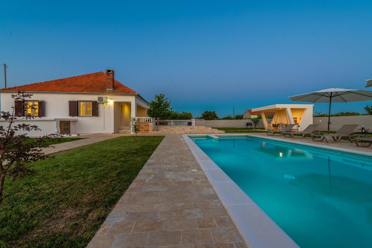 S&I Peaceful Holiday Home With Pool & Jacuzzi Galovac  المظهر الخارجي الصورة