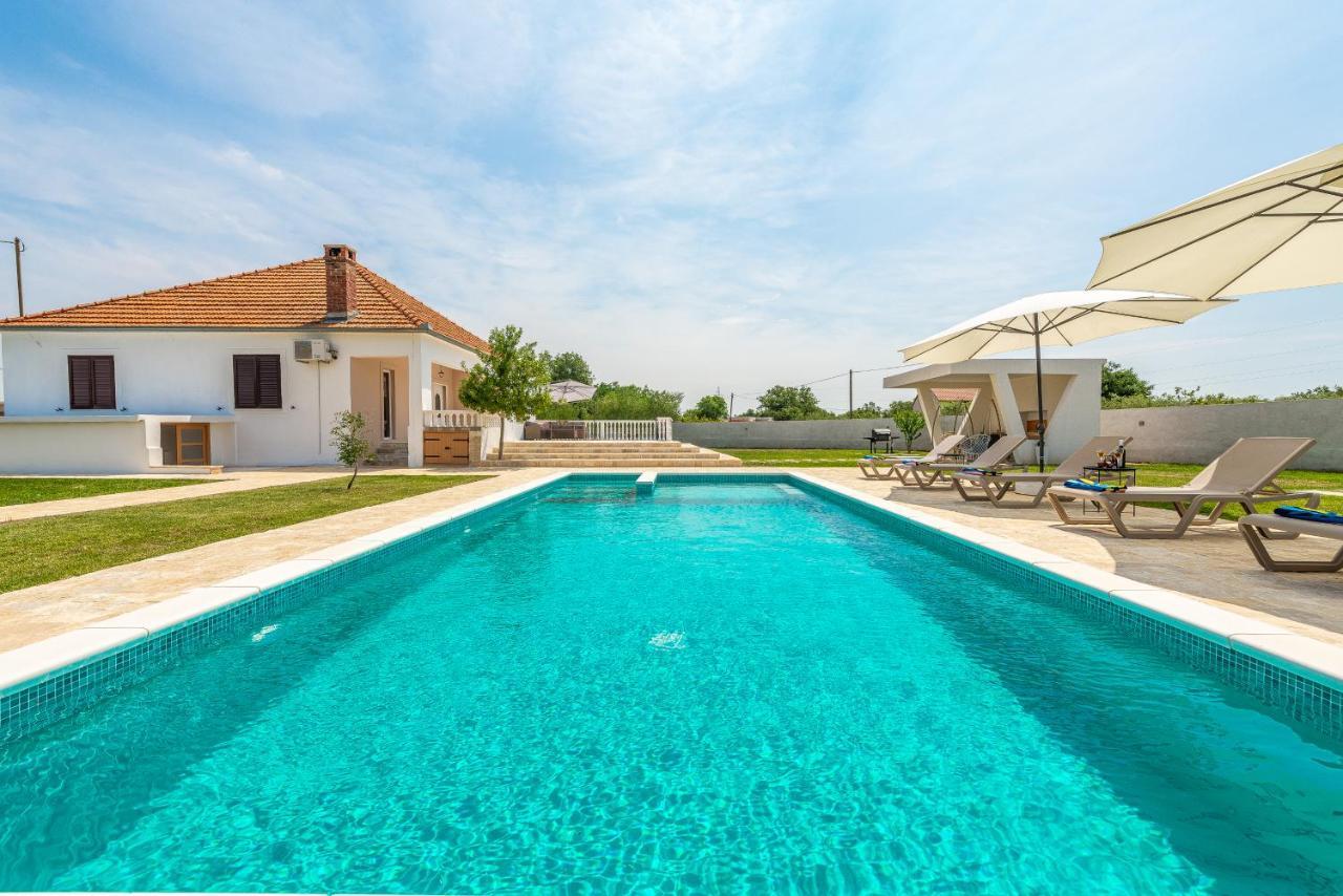 S&I Peaceful Holiday Home With Pool & Jacuzzi Galovac  المظهر الخارجي الصورة