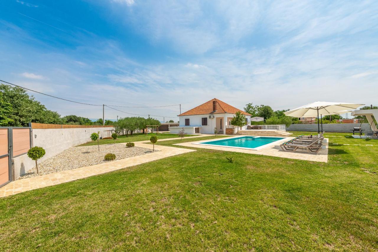 S&I Peaceful Holiday Home With Pool & Jacuzzi Galovac  المظهر الخارجي الصورة