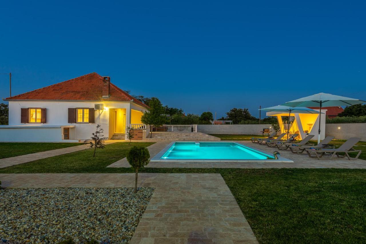 S&I Peaceful Holiday Home With Pool & Jacuzzi Galovac  المظهر الخارجي الصورة